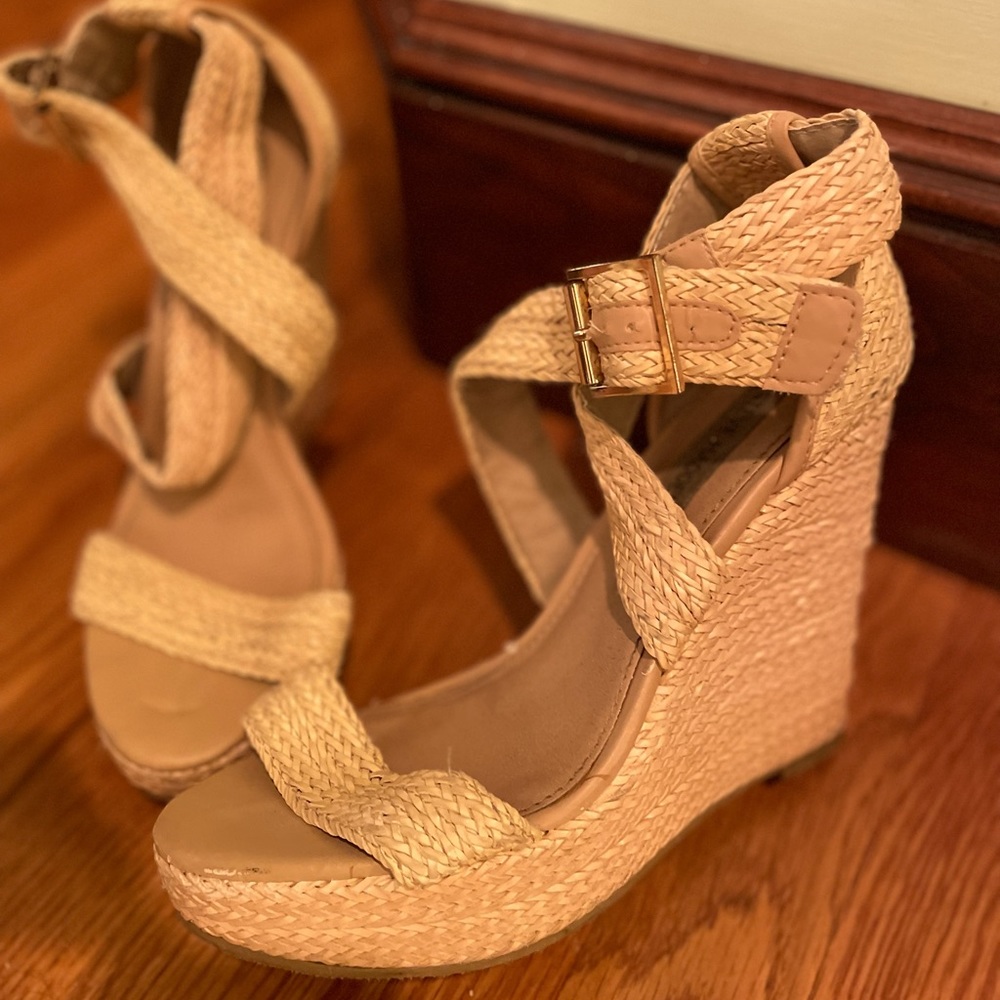 Size 8 Steve Madden wedges. I’m near perfect condition